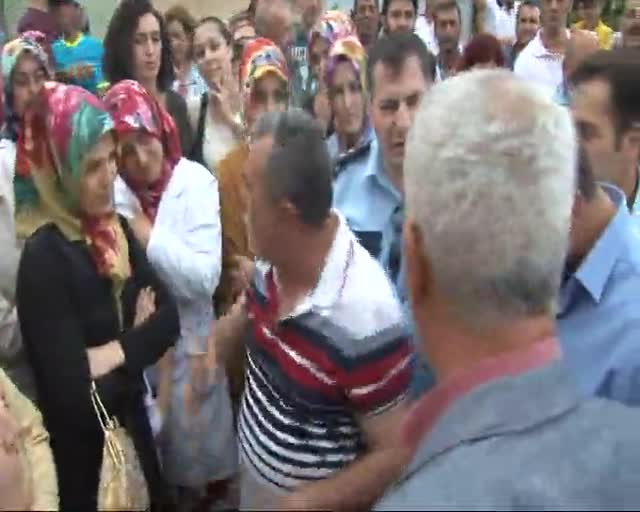 Bursa'da köylü kadınlar yol kapattı!