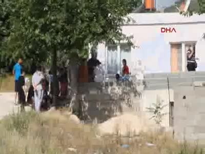 Psikolojik sorunları olan genç annesinin başını kesti, komşunun bahçesine astı!