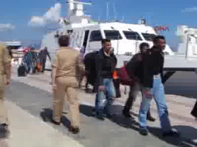 Çeşme açıklarında 52 mülteci yakalandı