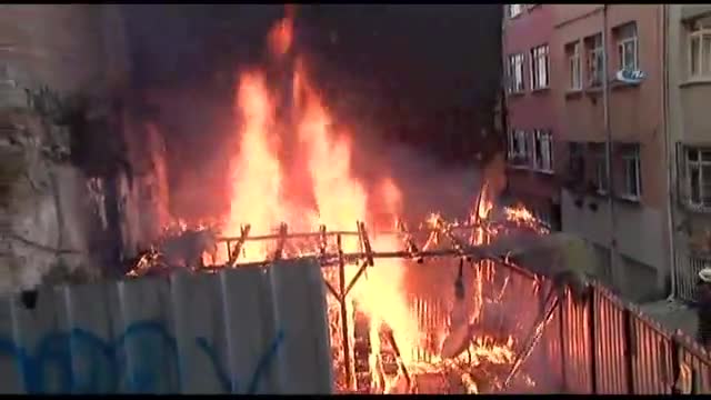 İstanbul Beyoğlu'nda yangın: Bina boşaltıldı! 2
