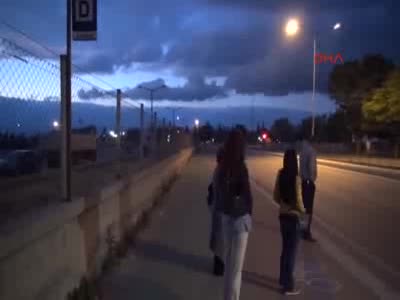 Belediye otobüsünden gece istedikleri yerde inen kadınlar memnun