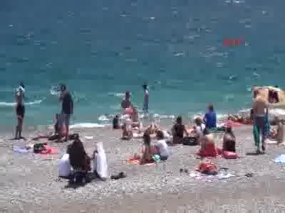 Antalya'da tatilciler denize girdi