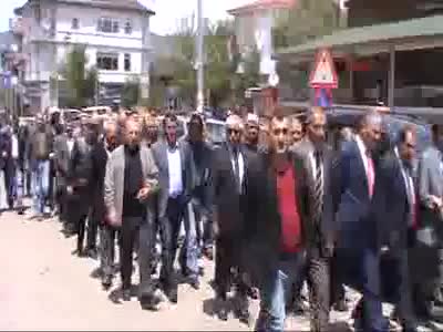 CHP çelenk koydu, polis kaldırdı