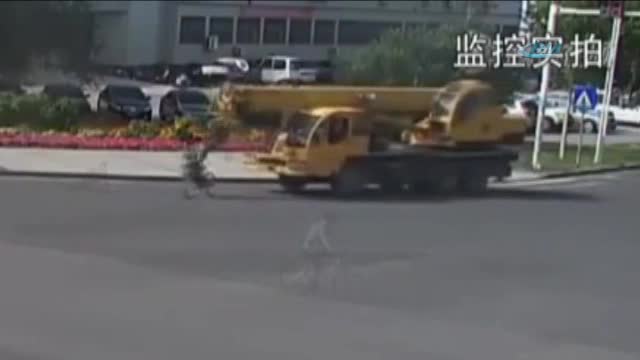 Vinç az kalsın kadını eziyordu