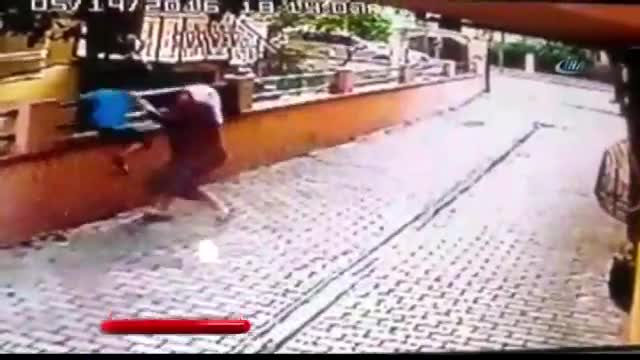Küçük çocuğa öldüresiye dayak!