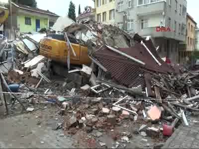 İstanbul Bahçelievler'de yıkılan evin enkazında 24 saat nöbet - 2