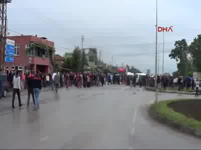 Ölümlü kazanın ardından yolu kapatıp araçlara saldırdılar