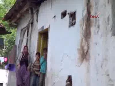 Çökme tehlikesi bulunan evde yaşam mücadelesi
