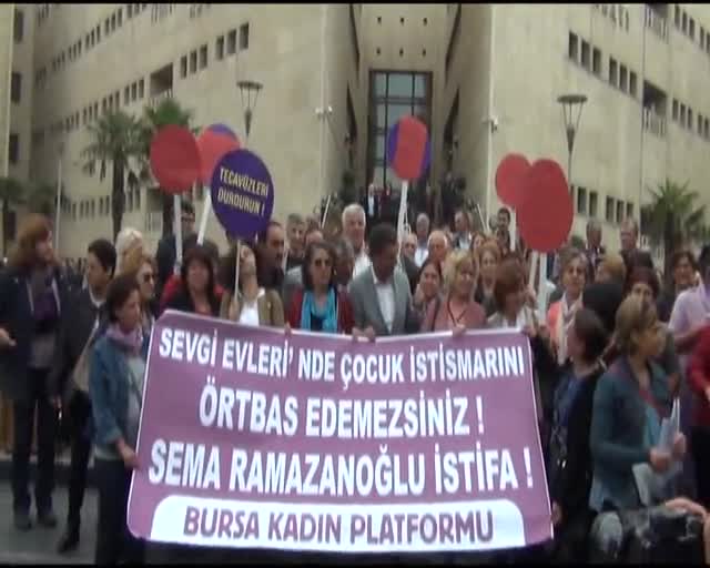 Bursa'da kadınlar isyan etti! Küçük kız meraklı gözlerle olan biteni izledi...