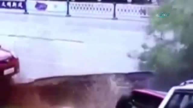 Yol çöktü: Otomobiller içine düştü!