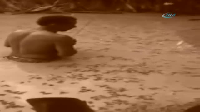 Bataklıktaki bu adam elinde kılıç ne yapıyor?