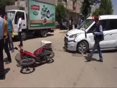 Hafif ticari aracın çarptığı motosiklet sürücüsü yaralandı