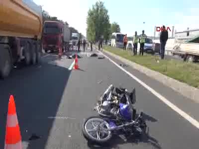 Kamyon önünde giden motosikleti biçti: 2 ölü