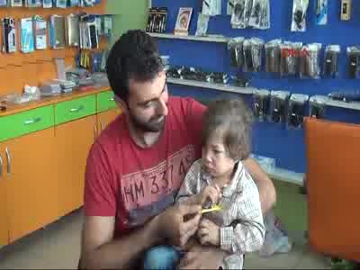 Kayıp çocuk, kendisini bulanın kucağında uyudu