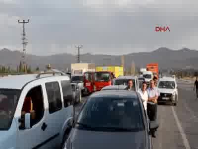 Doğubayazıt-Çaldıran yolunu kesen PKK'lılar 12 aracı yaktı