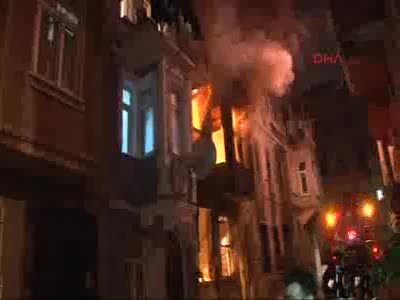 İstanbul Beyoğlu'nda alevli gece