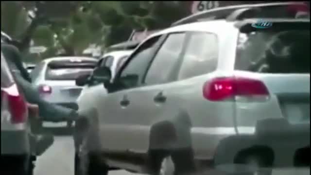 Aracına tekme atan motosikletliyi öldürüyordu