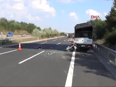 Otomobil, gişeleri karıştırıp TIR'a çarptı: 3 yaralı