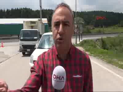 AVM yolunun kazılmasına tepki gösteren esnaf yol kapattı