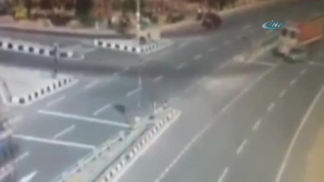 İki kamyon arasında can verdiler