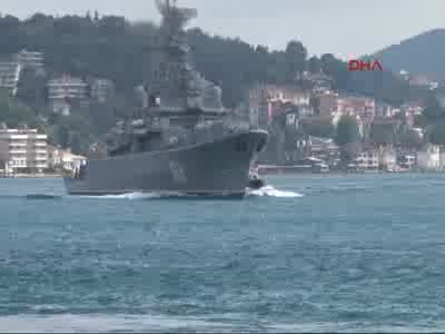Rus savaş gemisi Boğaz'dan geçti