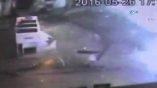 Babanın refleksi bebeğinin hayatını kurtardı!