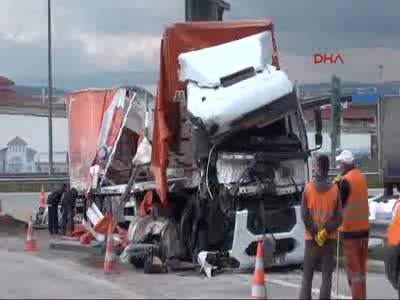 Hurdaya dönen TIR'dan burnu bile kanamadan çıktı