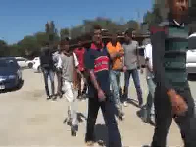 Barınağa dönüştürülen minibüsten 12 mülteci çıktı