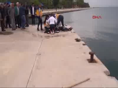 Bastonunu ve ayakkabılarını kıyıya bırakıp, denize atladı