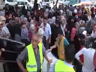 Suriyeliler gıda yardımı için uzun kuyruk oluşturdu