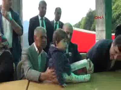 Bakan Soylu şehit evine gitti, kabri başında dua etti