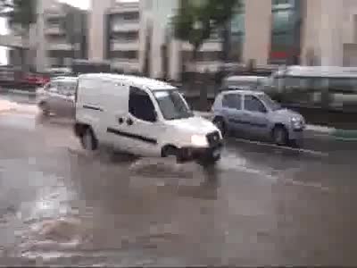 Bursa'da caddeler göle döndü!
