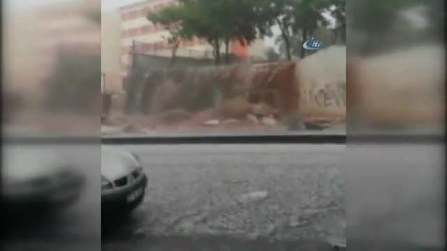 Sağanak okul duvarını böyle yıkıldı