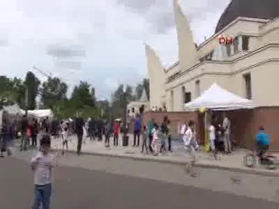 Fransa'da camiler kapılarını halka açtı