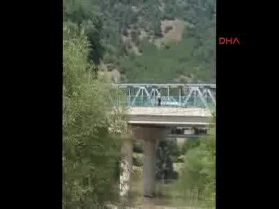 Köprüden Sakarya Nehri'ne böyle atladı