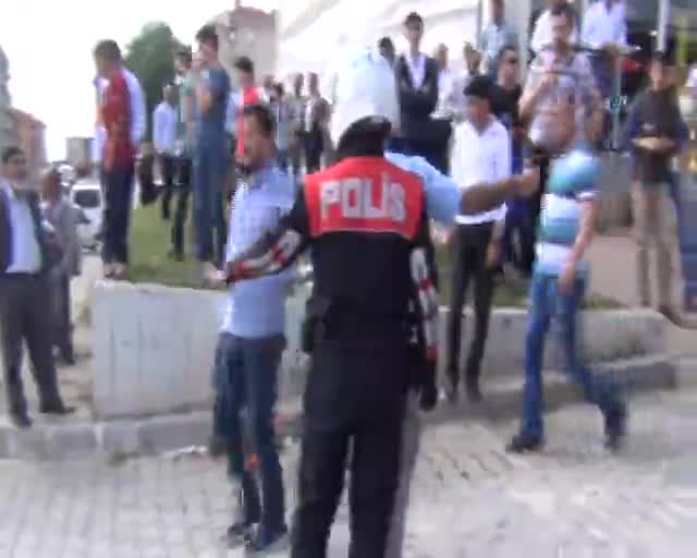 Bursa'da 11 yaşındaki oğlunun gözleri önünde tekme tokat dövdüler!