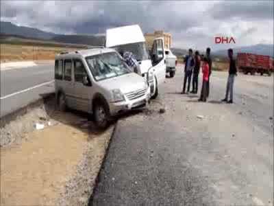 Yüksekova'ya dönüş yolunda kaza; 15 yaralı