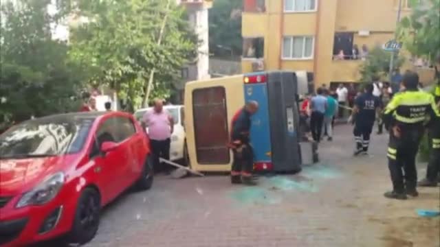 İstanbul'da yolcu minibüsü devrildi: 10 yaralı