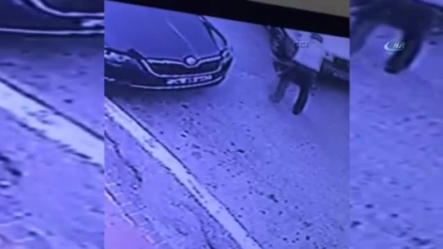 Kamyonet yaşlı adamı böyle sürükledi