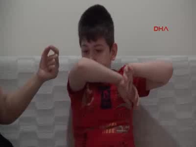 Oğlunu sırtında taşıyan anneden yardım çağırısı