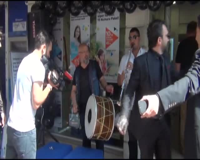 Bursa'da battı, davul zurnayla kına dağıttı!