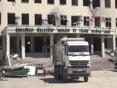 Yüksekova'da yıkım ağır hasarlı liseden başladı