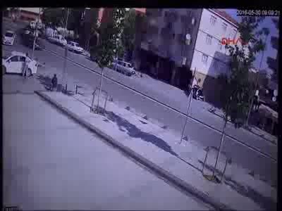 Külçe altın görünümlü çakmakla dolandırdılar