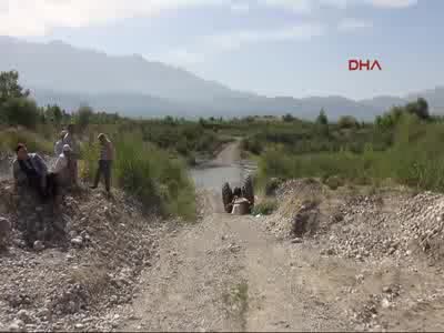 Devrilen traktörün altında ezilen eşini kurtaramadı