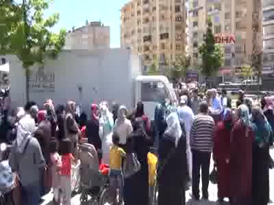 Çorum'da sığınmacılara un dağıtımında izdiham