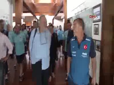 İlber Ortaylı, A Milli Takım kampını ziyaret etti