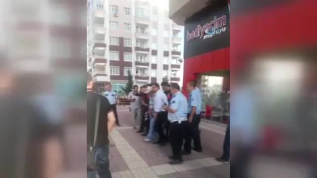 Emekli öğretmen sokak ortasında kendisini bıçakladı