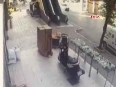 Kamyonun açılan damperi üst geçidin köprüsünü koparttı