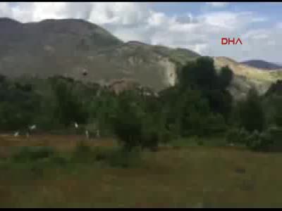 Kayalıklardan düşüp bacağını kıran köylü helikopterle alındı