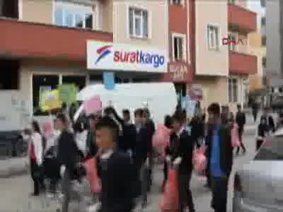 Öğrenciler, cadde ve sokakları çöpten temizledi